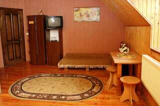 Отель Bilya Richky Hotel Каменец-Подольский Трехместный номер с ванной комнатой-3