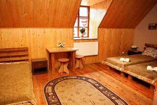 Отель Bilya Richky Hotel Каменец-Подольский Трехместный номер с ванной комнатой-1