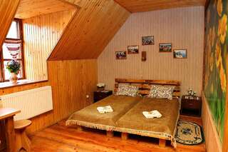 Отель Bilya Richky Hotel Каменец-Подольский Трехместный номер с ванной комнатой-2